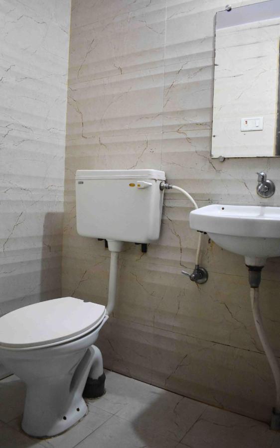 ורנאסי Hotel Mrk מראה חיצוני תמונה