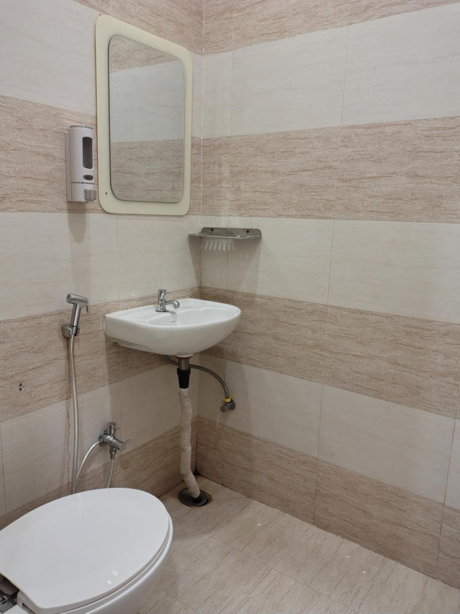 ורנאסי Hotel Mrk מראה חיצוני תמונה