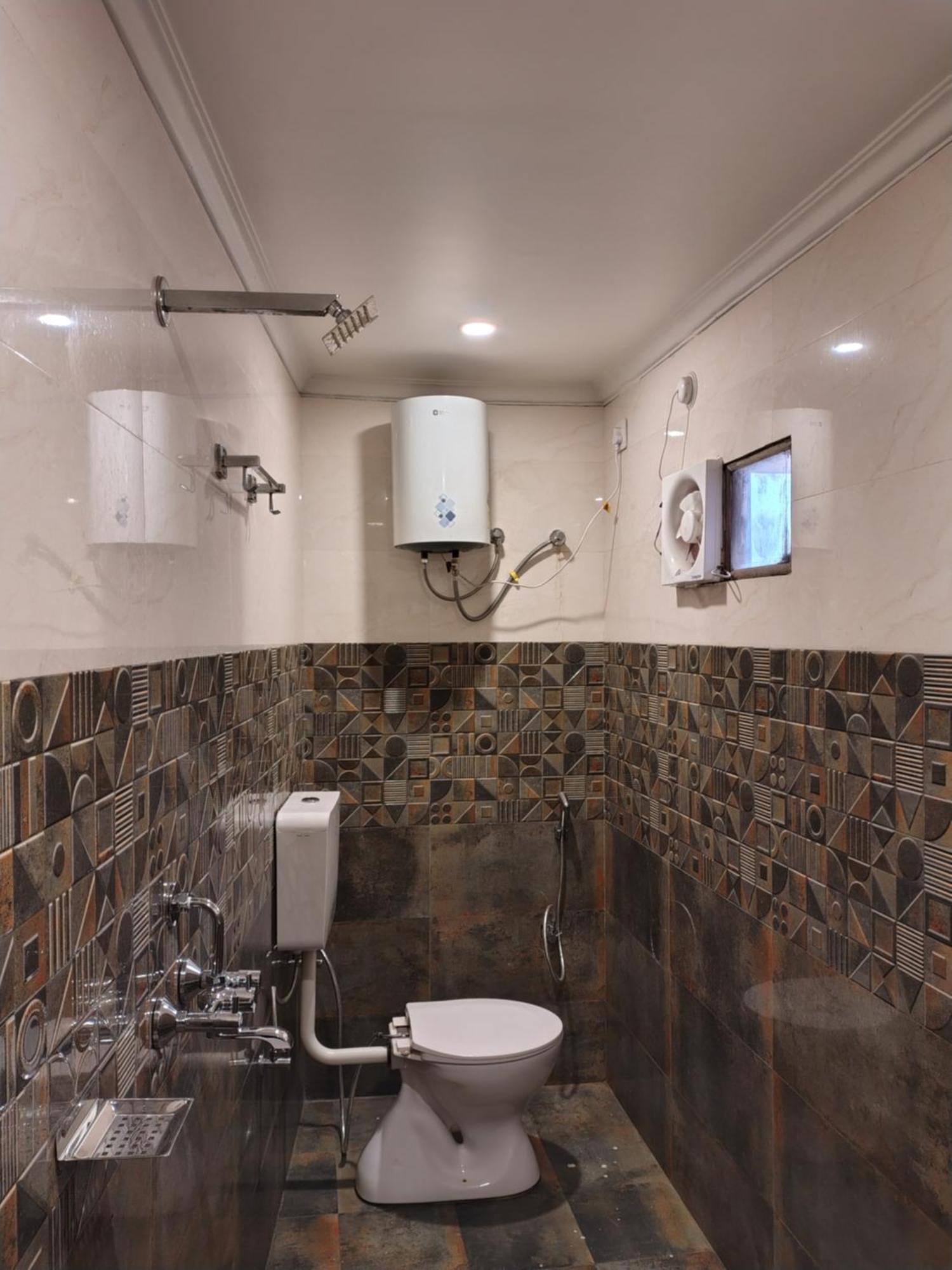 ורנאסי Hotel Mrk מראה חיצוני תמונה