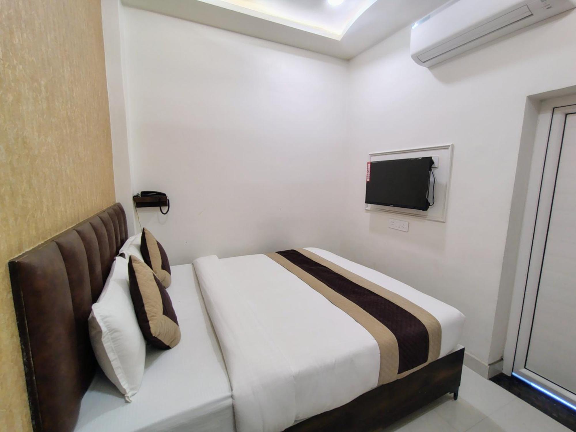 ורנאסי Hotel Mrk מראה חיצוני תמונה