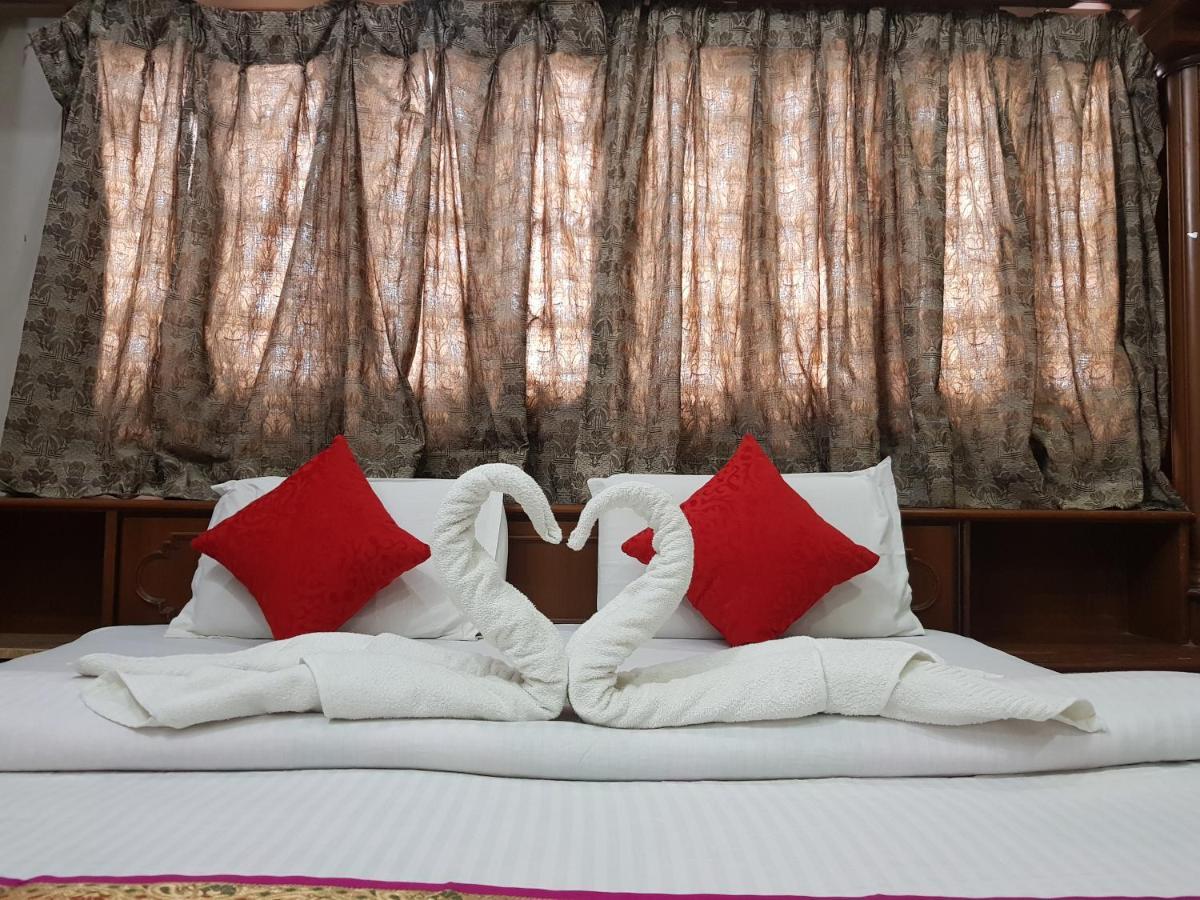 ורנאסי Hotel Mrk מראה חיצוני תמונה